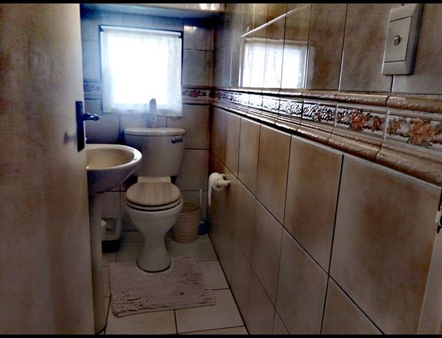 4 BEDROOM APARTMENT FOR SALE IN VAN RIEBEECK PARK